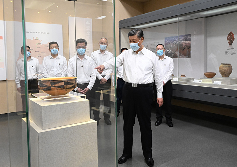 5月16日下午，中共中央總書記、國家主席、中央軍委主席習(xí)近平在前往陜西西安主持中國－中亞峰會途中，在山西運城博物館考察。