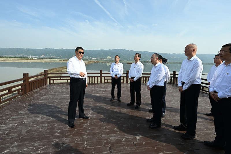 5月16日下午，中共中央總書記、國家主席、中央軍委主席習(xí)近平在前往陜西西安主持中國－中亞峰會途中，在山西運城鹽湖考察。