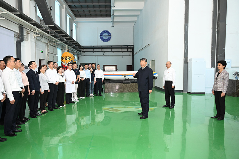 9月6日至8日，中共中央總書記、國家主席、中央軍委主席習近平在黑龍江考察。這是7日上午，習近平在哈爾濱工程大學考察時，同師生代表親切交流。